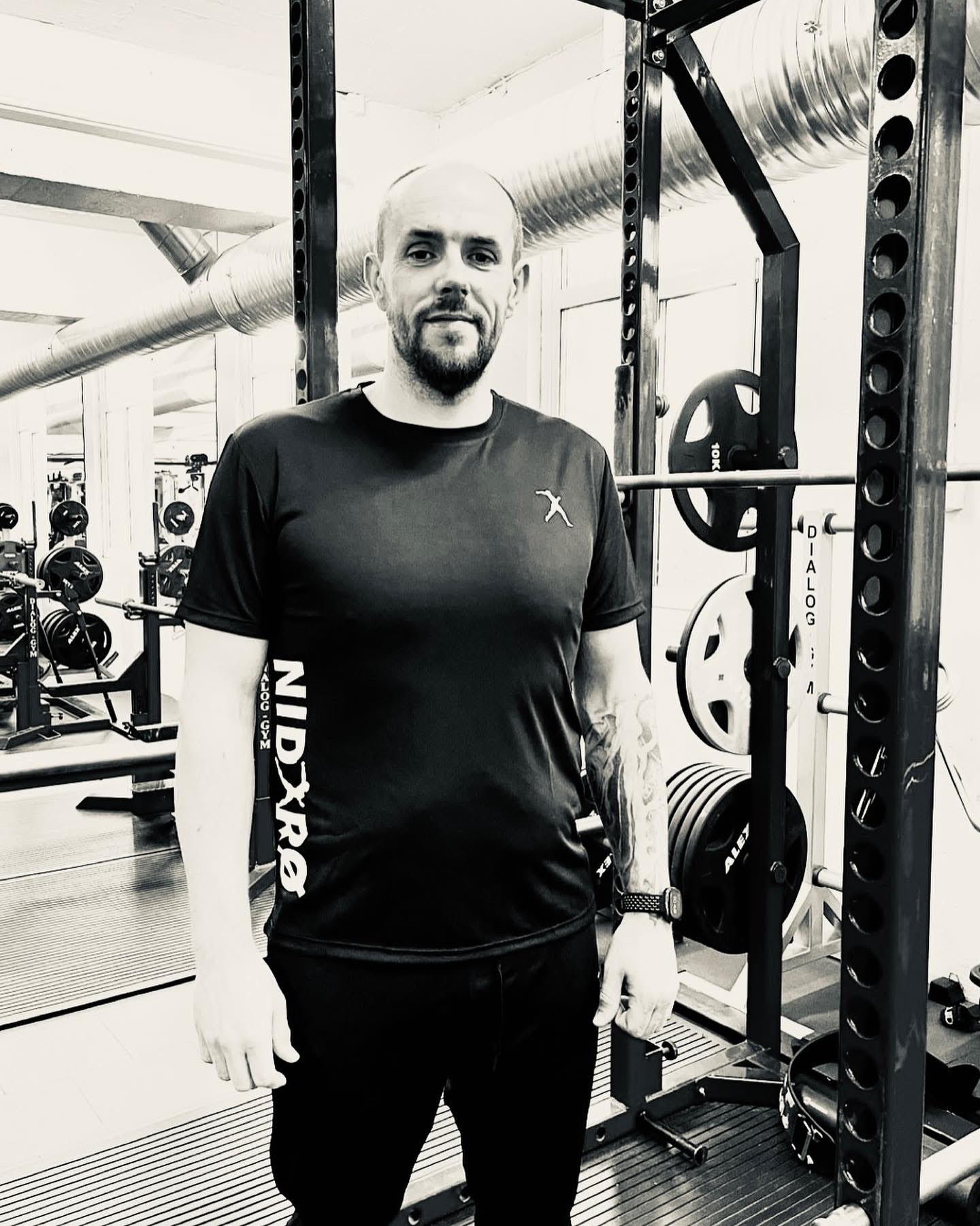 Bjørn står i eit roleg treningsmiljø